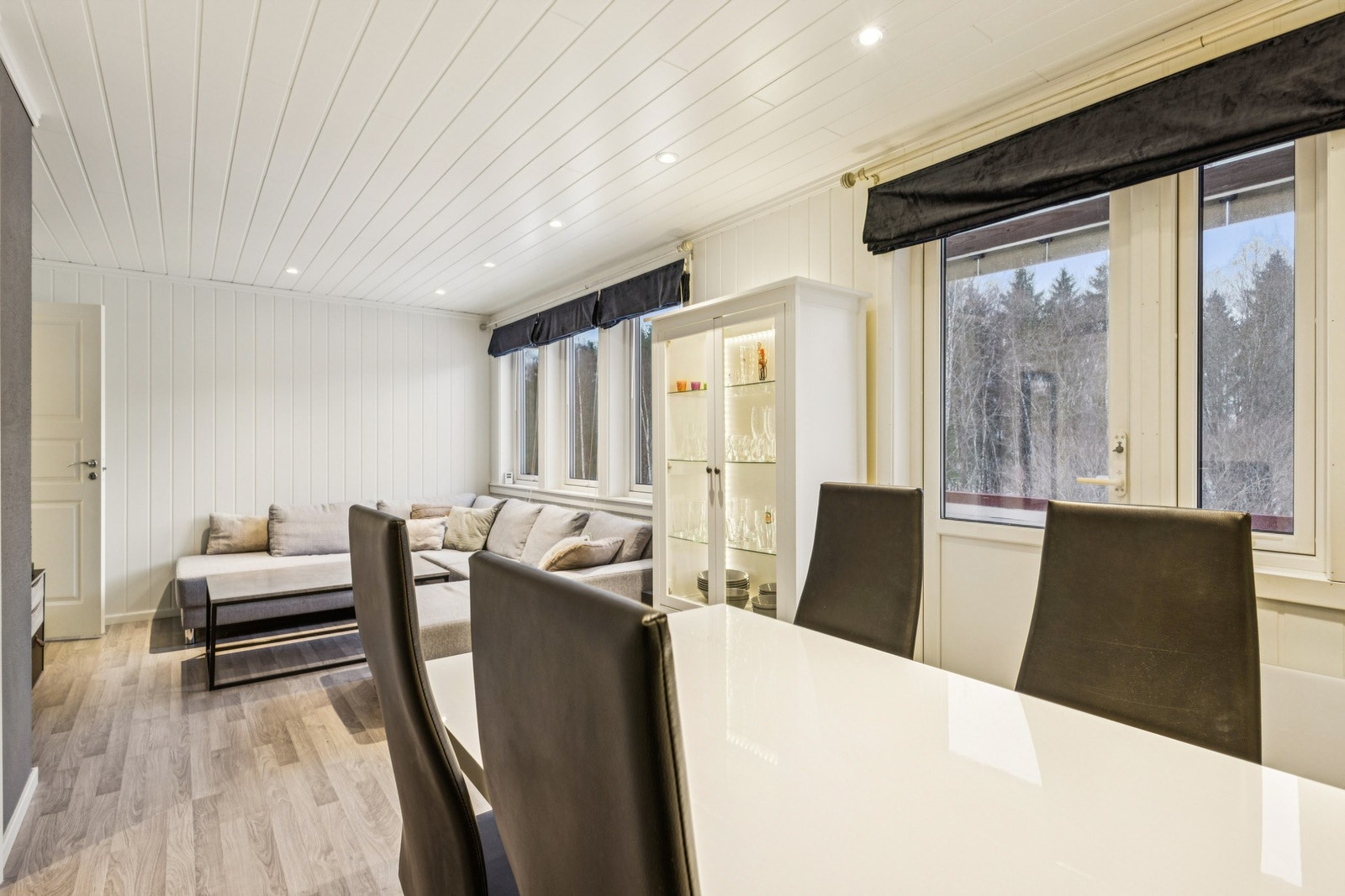 Leiligheten blir varmet opp med elektrisitet. Det er pipe på stuen hvis ildsted skulle være ønskelig å ettermontere. Galleribilde