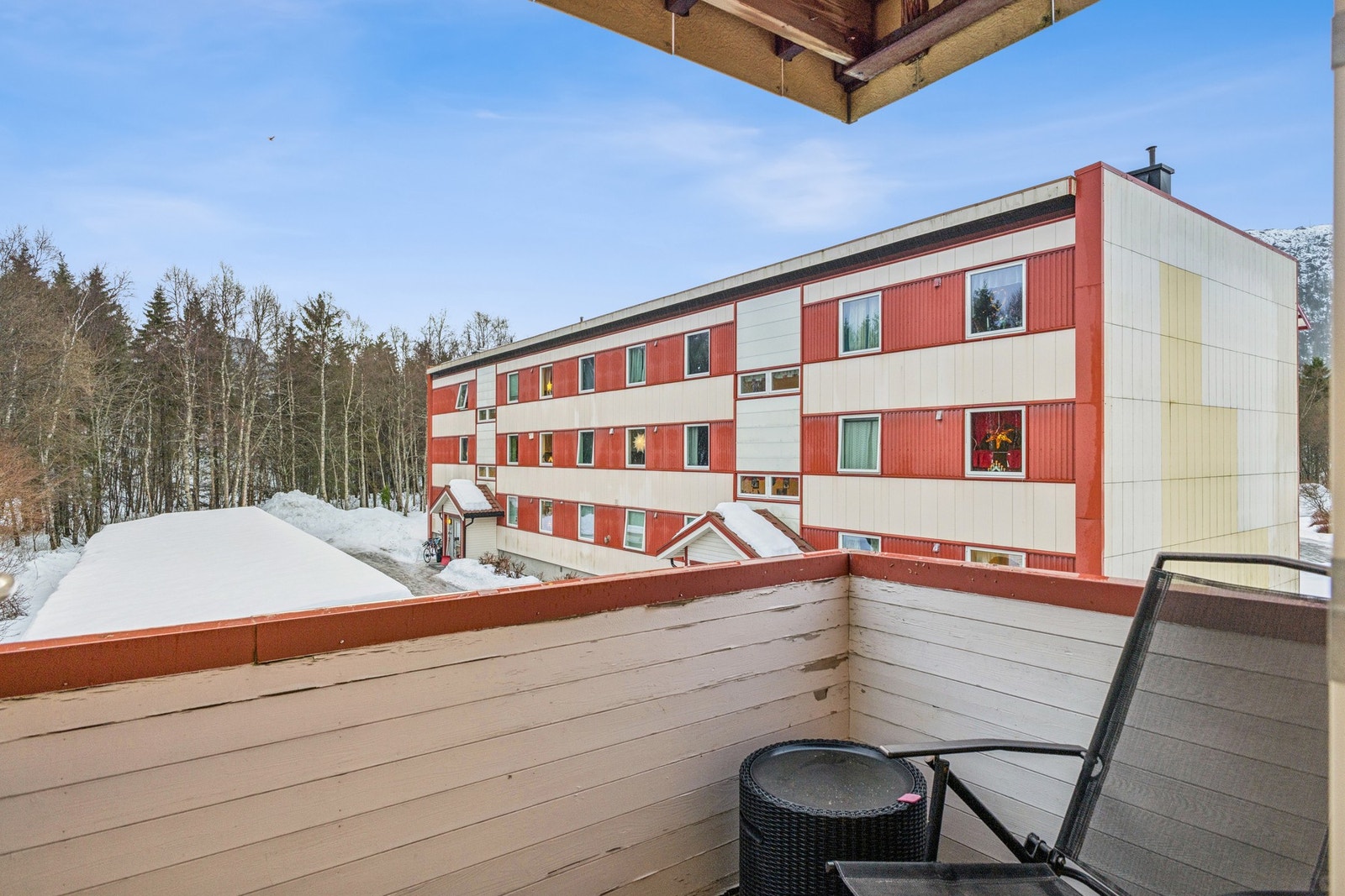 Balkongen ligger vendt mot sør, og byr på formiddag- og ettermiddagssol. Galleribilde