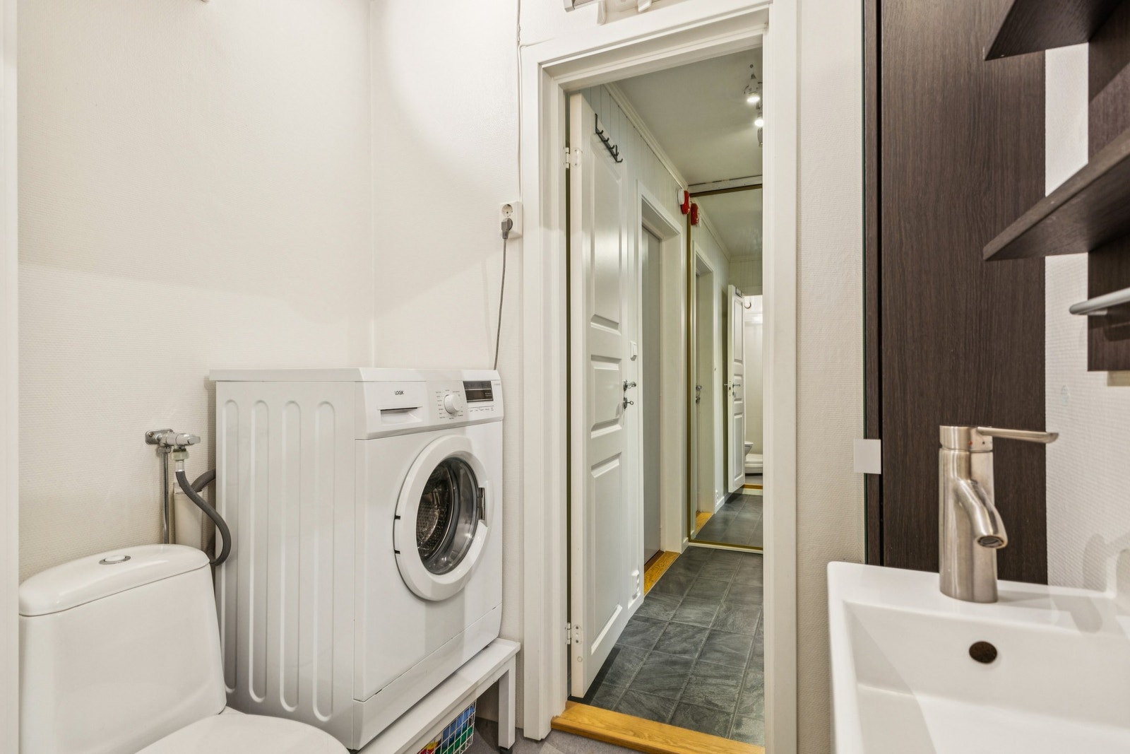 Badet ble oppusset sist i 2013, og i 2016 ble det montert ny baderomsinnredning og dusjkabinett ifølge tidligere salgsoppgave. Galleribilde