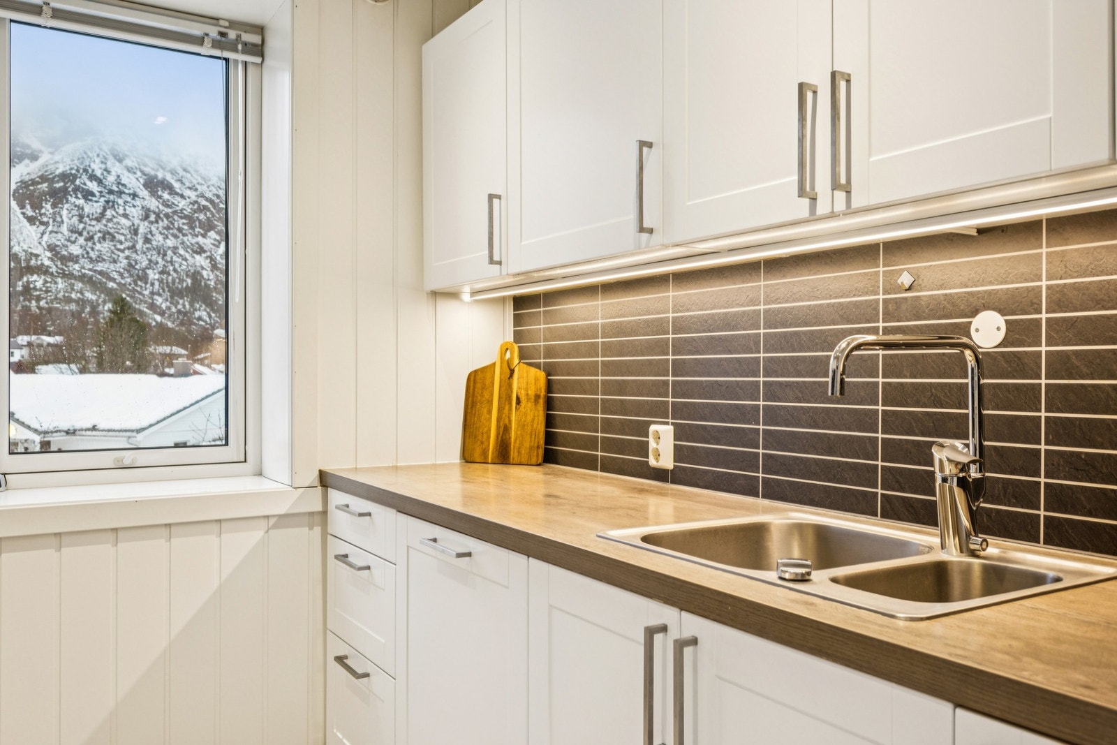 Mellom over- og underskap er det montert Kitchenboard som er både slitesterke og gir enklere rengjøring. Galleribilde