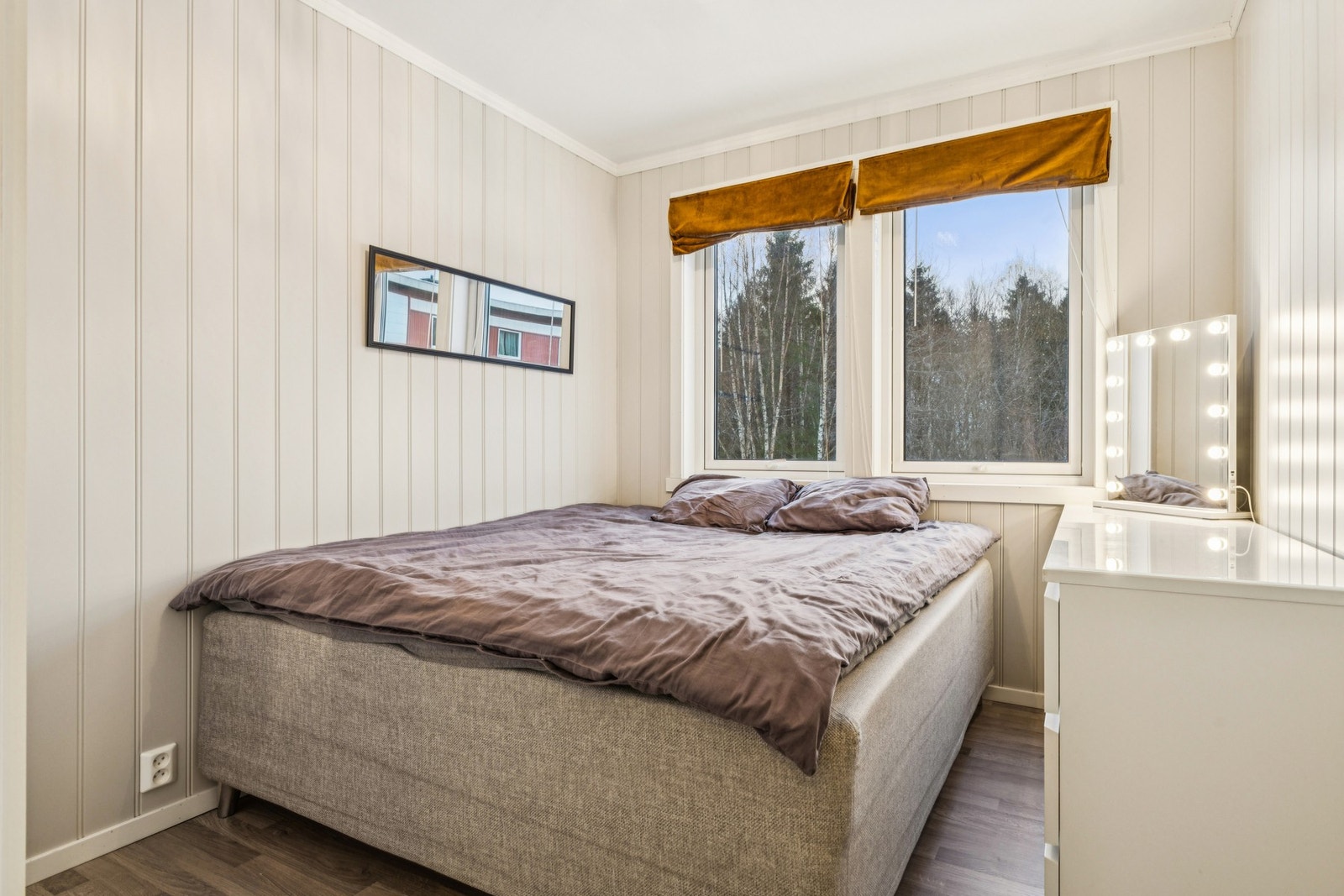 Soverommet er av en fin størrelse med plass til stor seng og tilhørende garderobeskap. Galleribilde