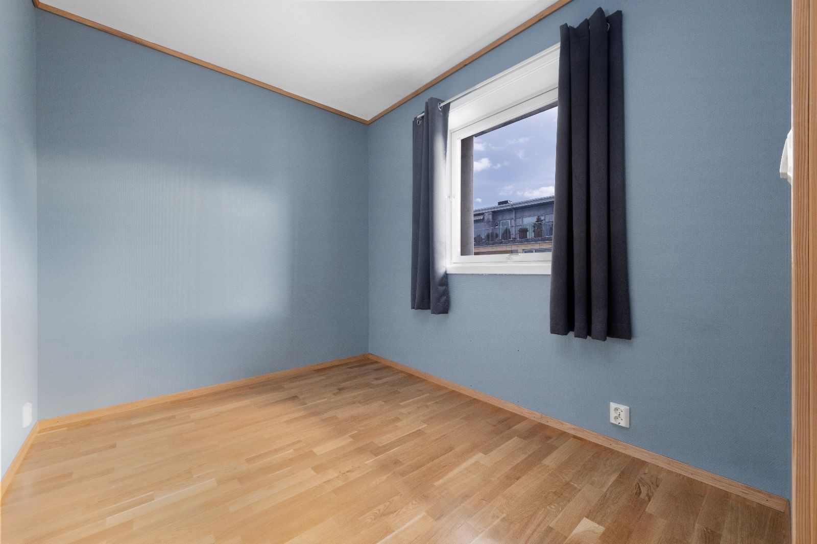 Soverom 2: Romslig soverom med god plass til dobbeltseng og ønsket møblement. Galleribilde