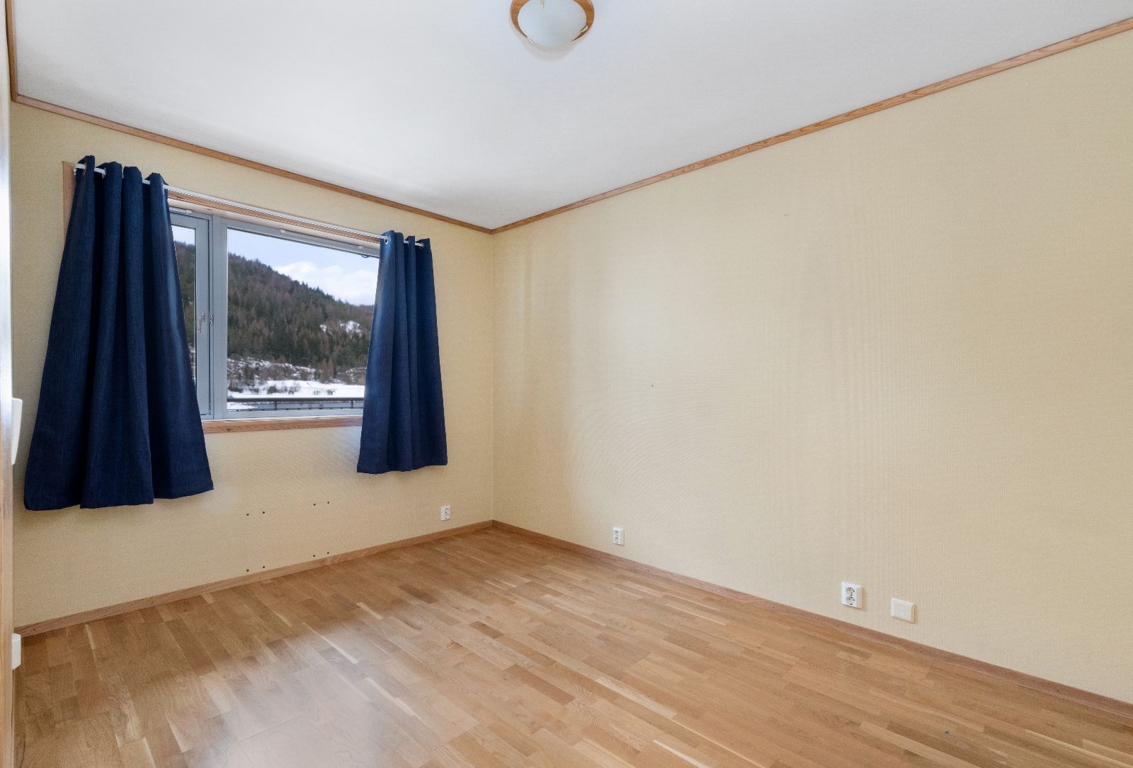Soverom 1 med suveren utsikt. Parkett er gjennomgående i leiligheten. Galleribilde