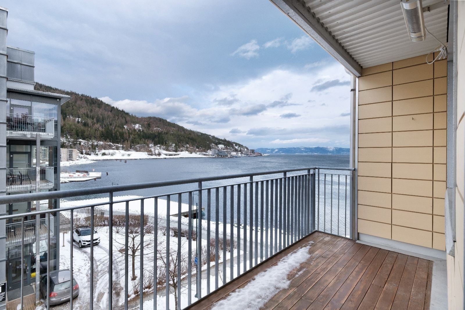 Leiligheten ligger ved utallige flotte turstier opp mot marka. Galleribilde