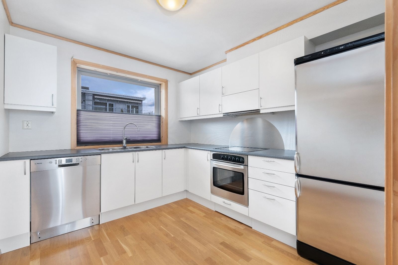 Leiligheten ligger i 4 etg med idyllisk utsikt mot havna. Lyst og fint kjøkken med mye skapplass! Galleribilde