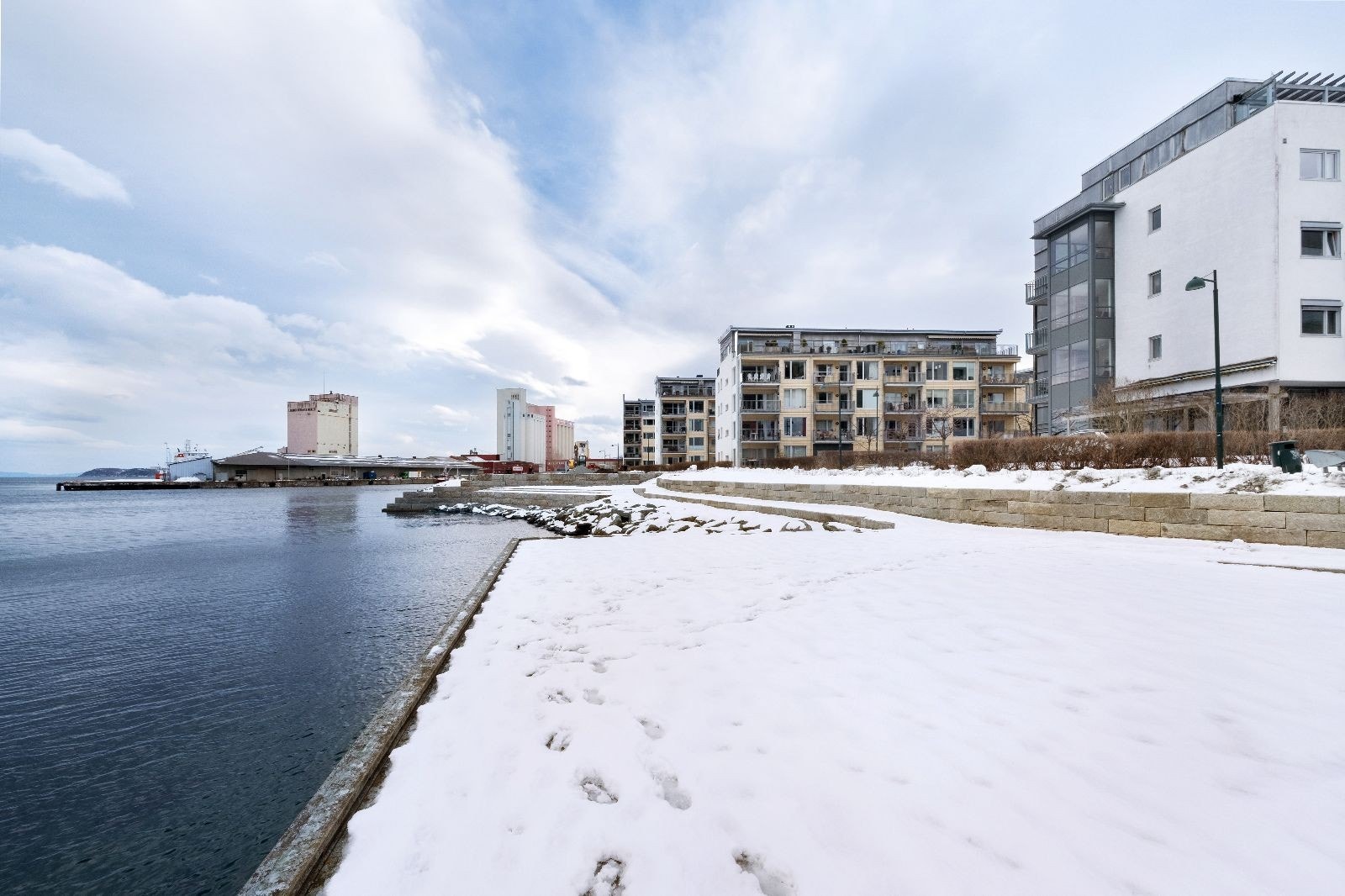 I området har du flere matbutikker, treningssentere, turstier, frisør og gode bussforbindelser. Galleribilde