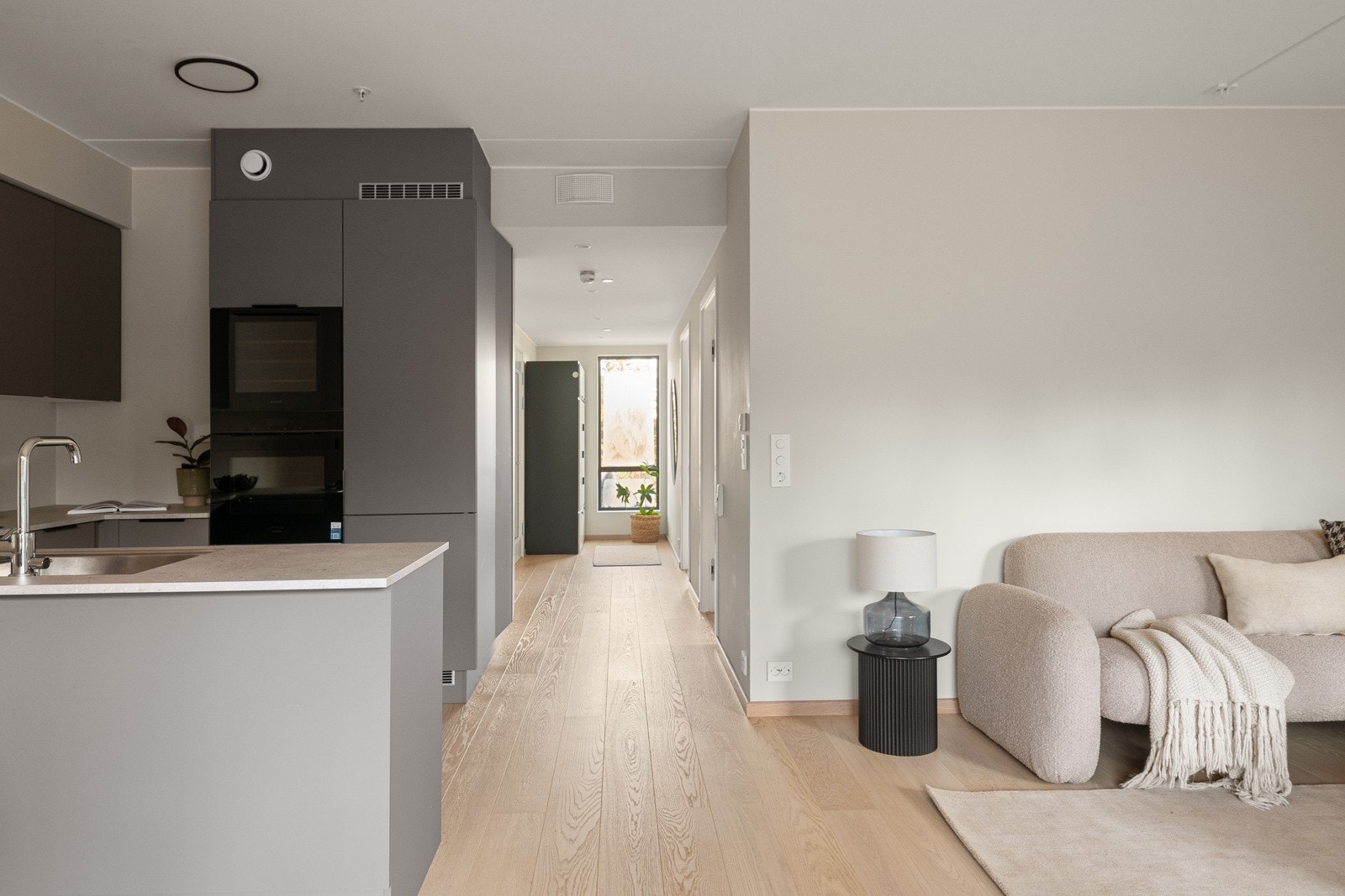 Leiligheten er oppvarmet med soneregulert, vannbåren gulvvarme, med unntak av teknisk rom og elektrisk gulvvarme på bad. Galleribilde