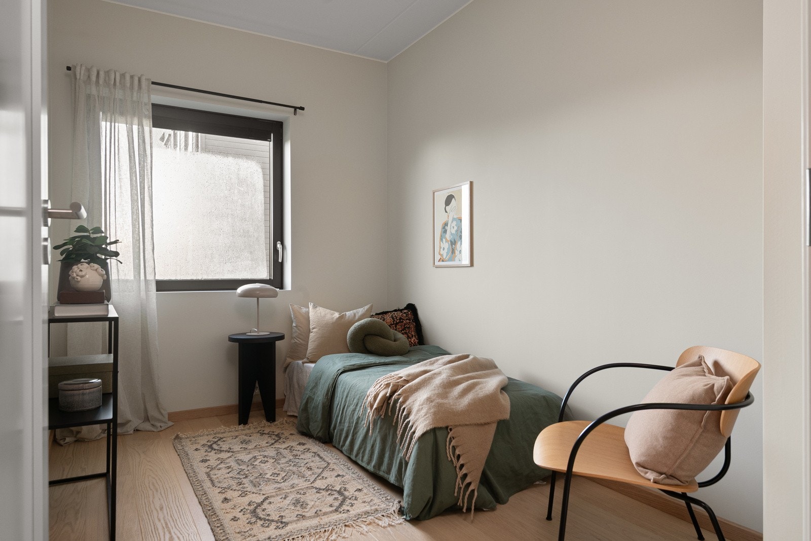 Leilighetens andre soverom egner seg godt som barnerom, gjesterom eller hjemmekontor. Galleribilde