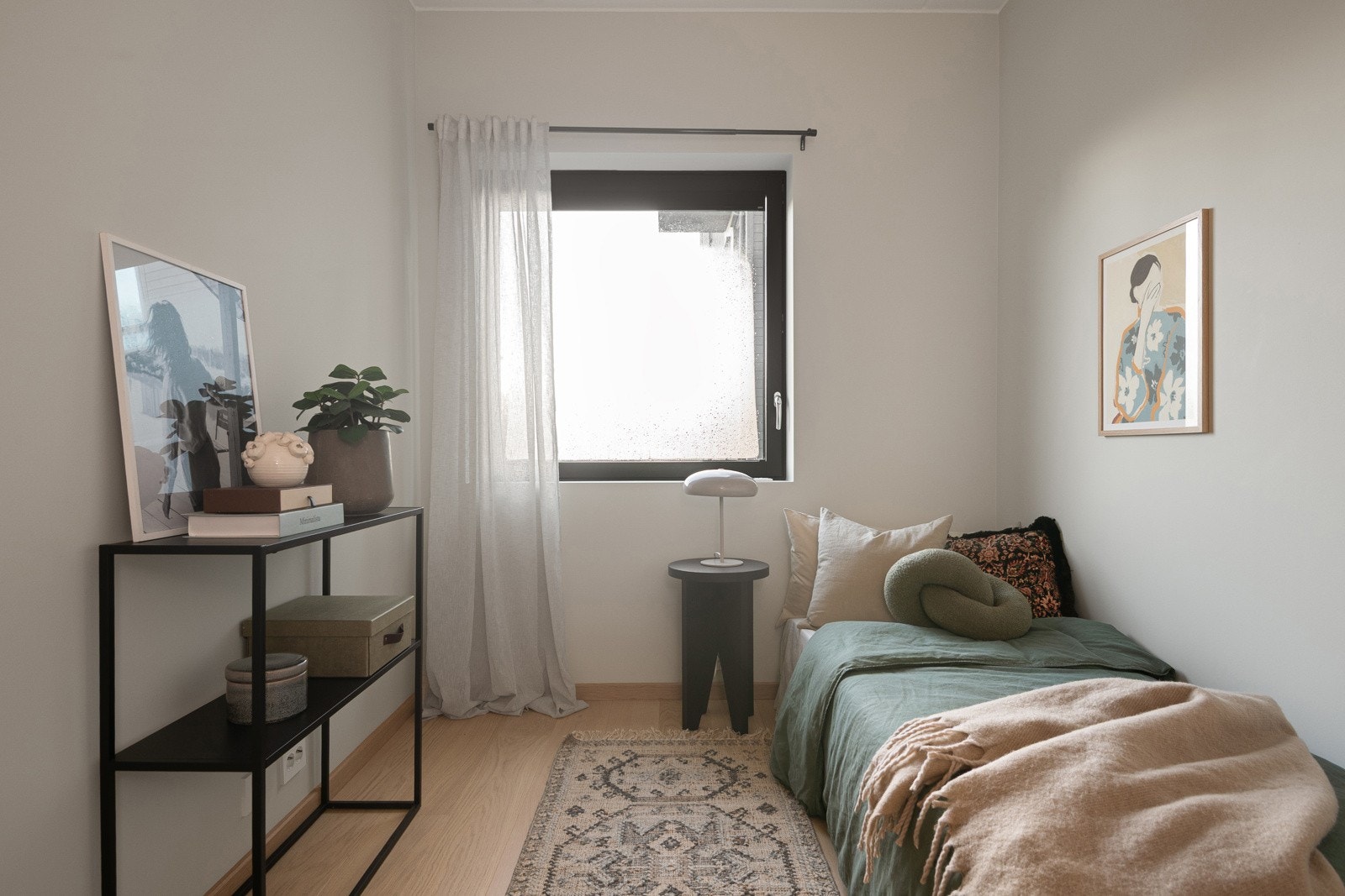 Rommet har plass til seng, skrivebord og garderobeløsning, og får godt med naturlig lys til et eventuelt hjemmekontor. Galleribilde