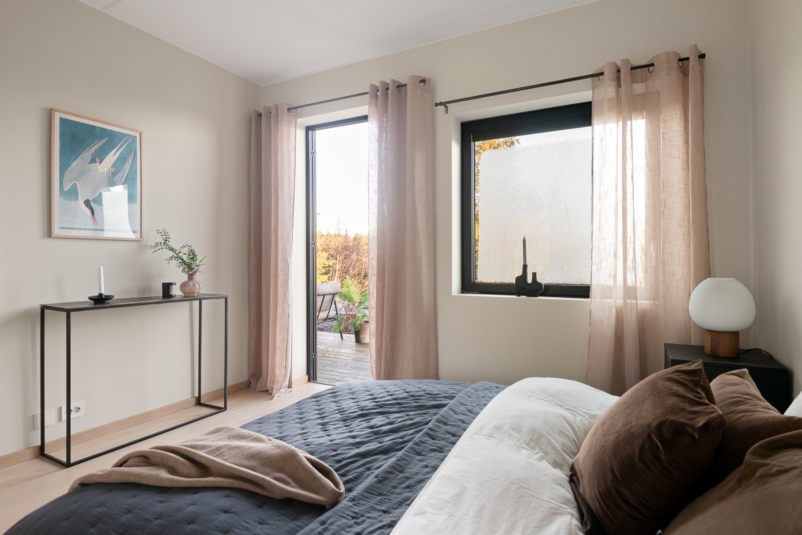 Rommet vender ut mot den svalere siden av bygget med behagelig morgensol, noe som bidrar til et komfortabelt inneklima året rundt. Galleribilde