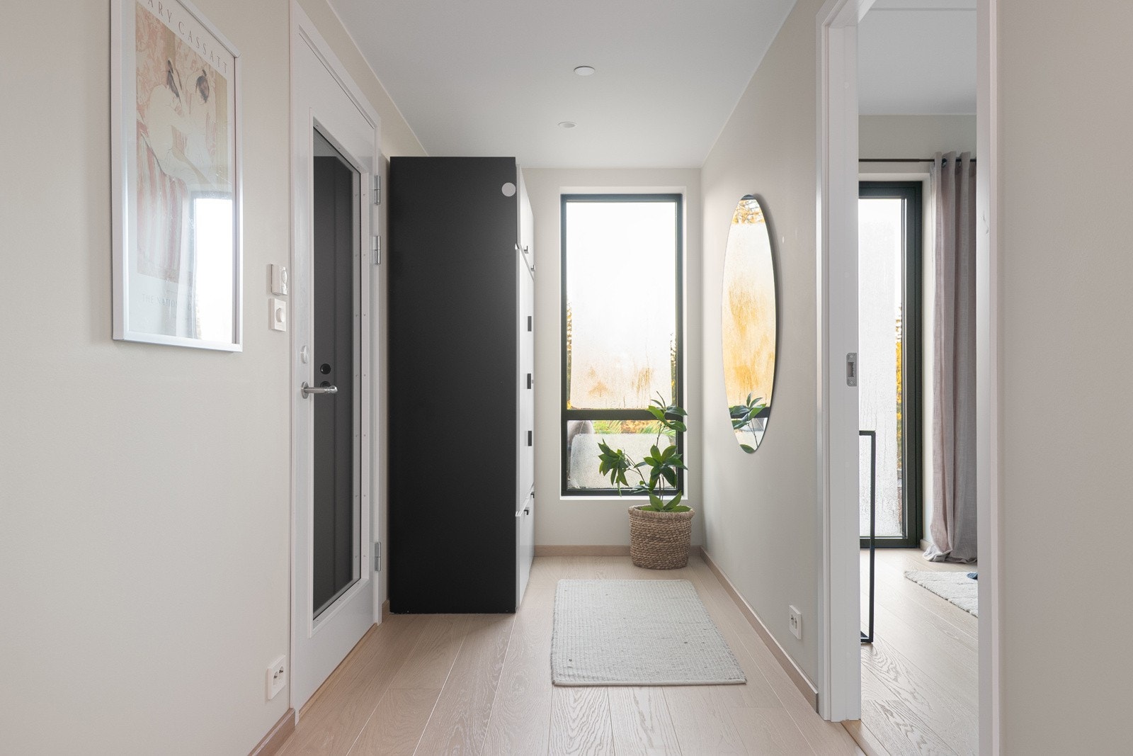 Boligen er gjennomgående, noe som gir flott lysinnslipp og en lys, luftig atmosfære. De store vindusflatene slipper inn rikelig med dagslys og gir et flott blikk mot naturen utenfor. Gangen har en praktisk garderobeløsning som gir god oppbevaringsplass. Galleribilde