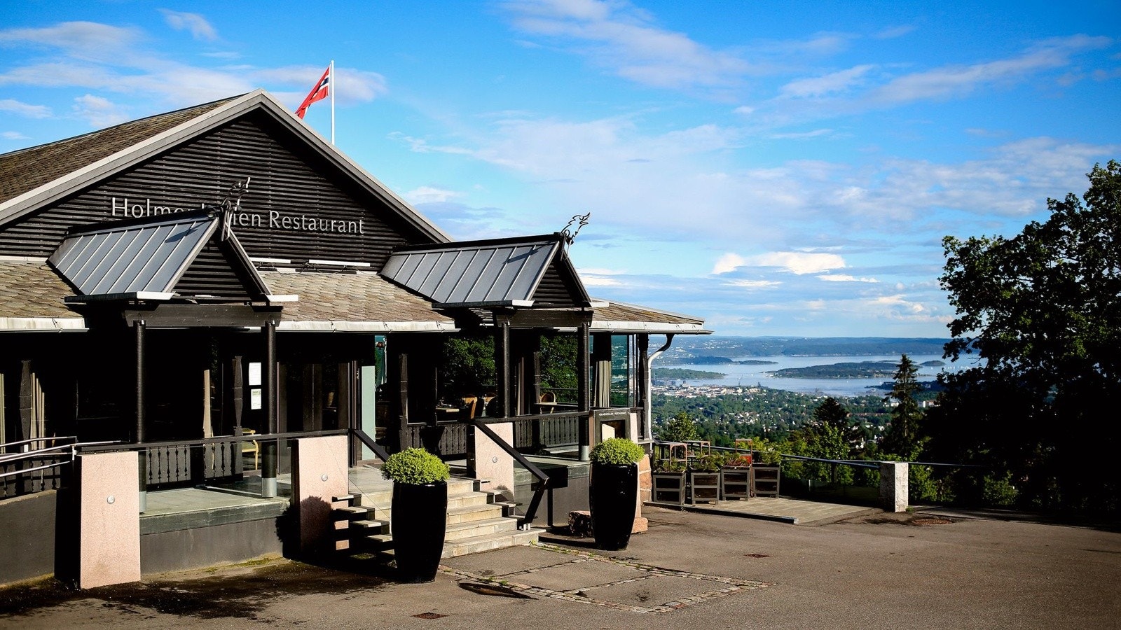 Holmenkollen Restaurant ligger i kort avstand og byr på klassisk norsk mat i historiske omgivelser, med panoramautsikt over Oslo og fjorden. Restauranten er et populært samlingspunkt både for lokalbefolkningen og besøkende. Galleribilde