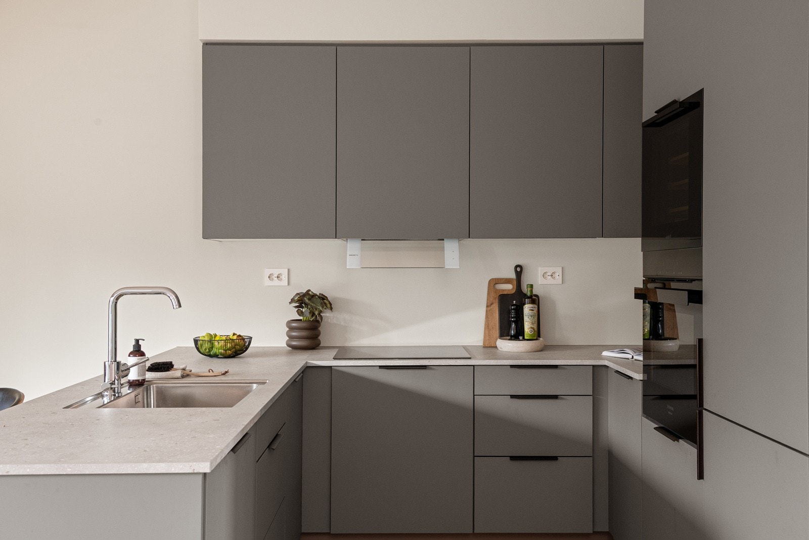 Kjøkkenet ligger i åpen løsning mot stuen og er både stilig og funksjonelt. Her finner du moderne HTH-innredning med glatte fronter og laminert benkeplate. Integrerte hvitevarer som induksjonstopp, stekeovn, oppvaskmaskin, kjøl-/fryseskap og vinskap. Galleribilde