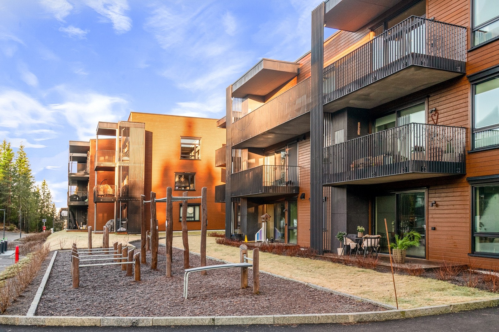 Her kan du sette ut flotte utemøbler til sommeren da størrelsen tillater plass til flere gjester. Terrassen har enkel adkomst der en kan rulle inn barnevognen eller ta hunden med rett ut på tur. Galleribilde