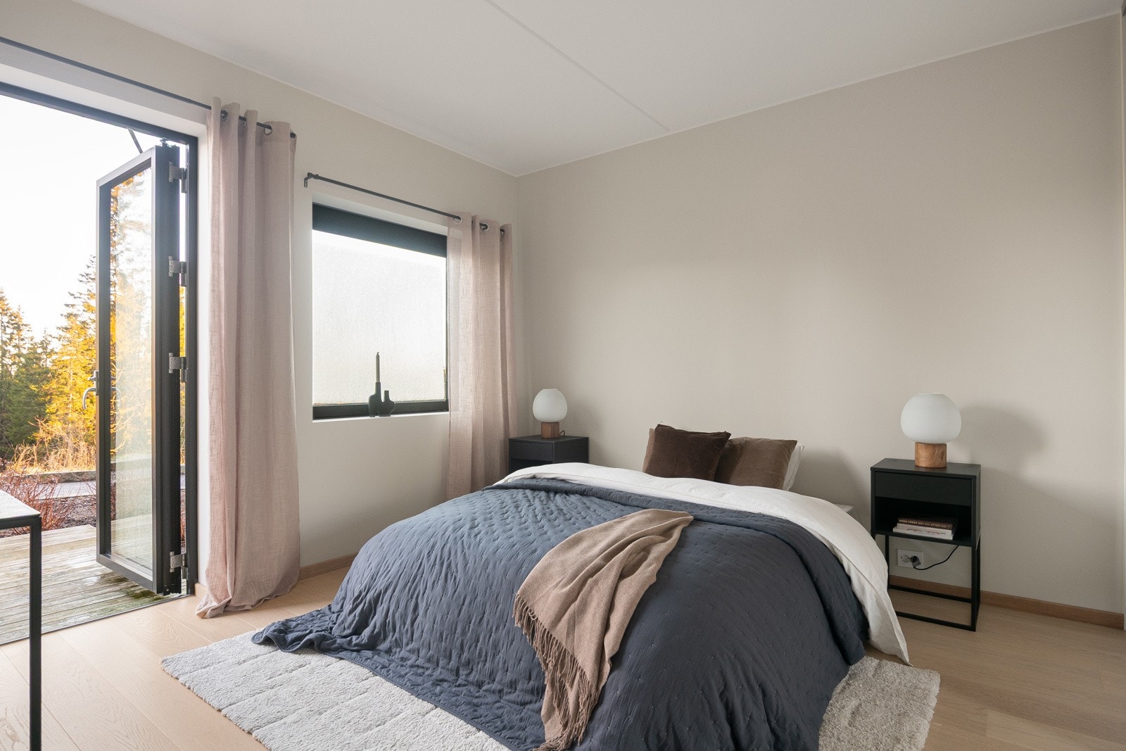 Boligens hovedsoverom er av god størrelse med garderobeskap som gir godt med oppbevaringsmuligheter. De store vindusflatene slipper inn rikelig med dagslys og gir et flott utsyn. Galleribilde