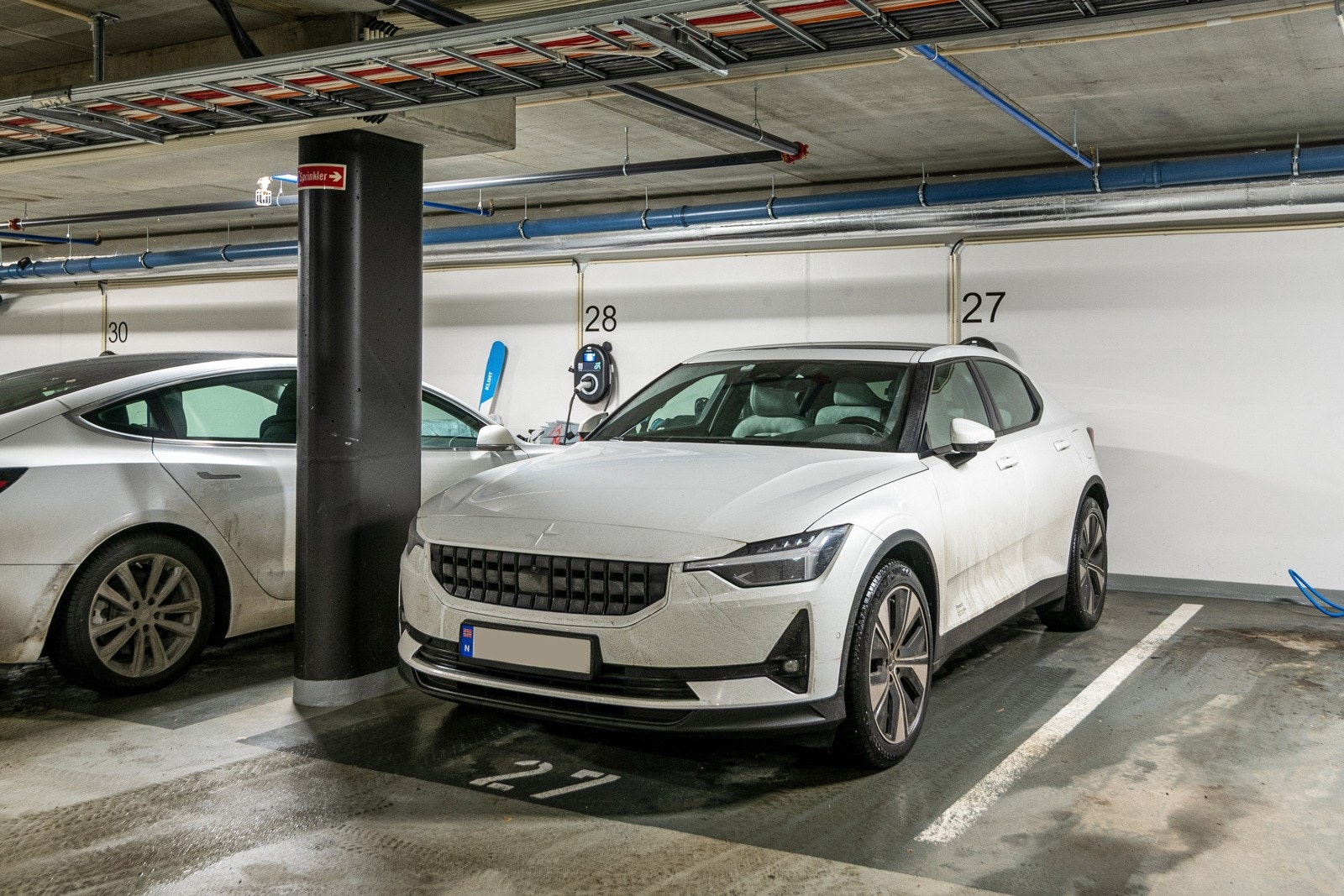 Trappefri og direkte heisadkomst til garasjeplass i oppvarmet garasjeanlegg med ladeboks for EL-Bil. Galleribilde