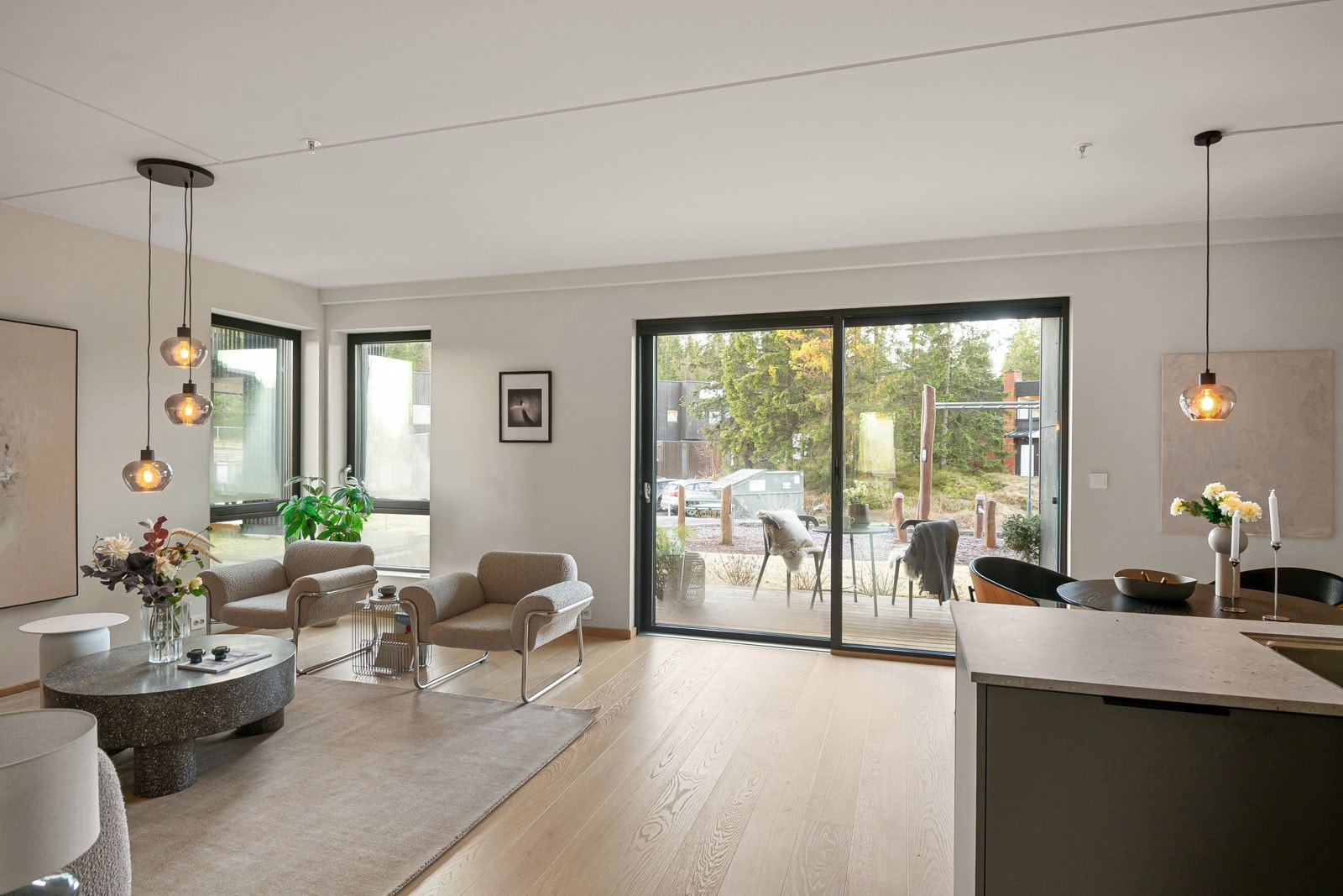 Sonja Damcevski Johansen v/ Proaktiv Properties har gleden av å presentere Ullveien 72 - En gjennomført og moderne 3-roms leilighet med to solrike uteplasser, beliggende i et skjermet og rolig boligområde. Direkte heisadkoms til garasjeplass med lader. Galleribilde