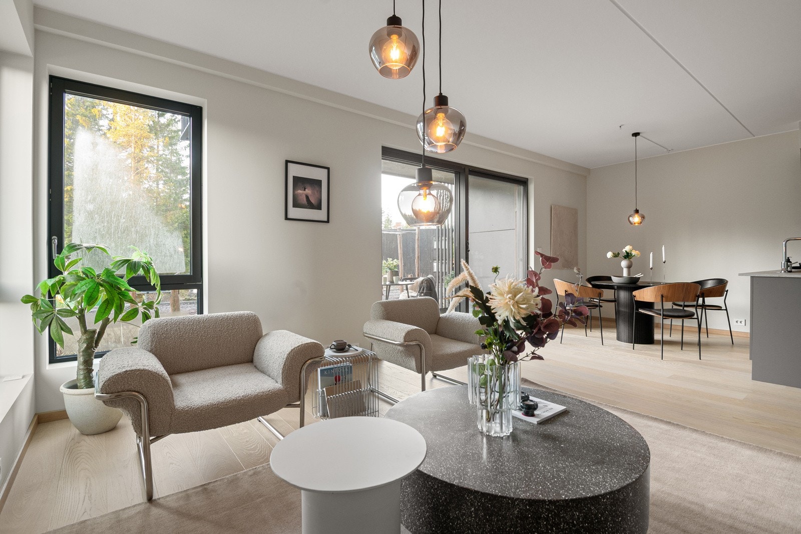 Stuen og kjøkkenet er smart kombinert i en åpen planløsning, som skaper et levende og sosialt samlingspunkt. Galleribilde