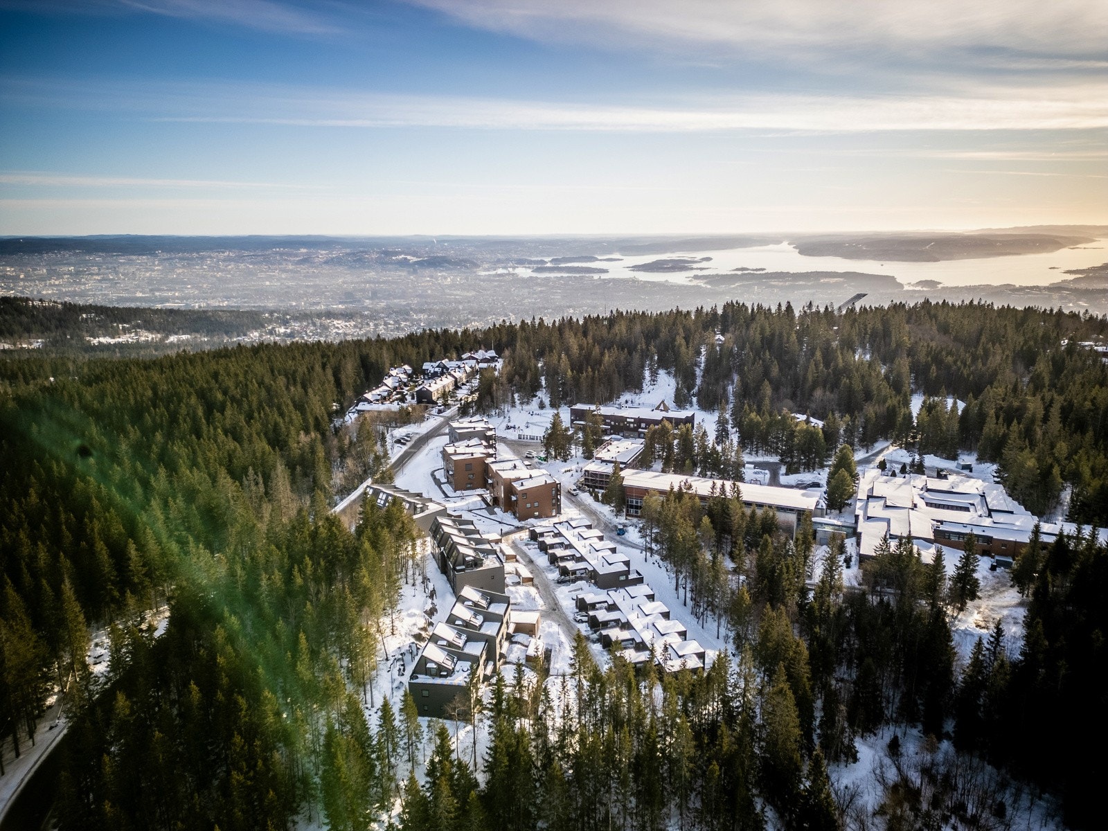 Om vinteren finner du oppkjørte langrennsløyper rett ved boligen, ofte fra tidlig desember og helt til våren. Løypenettet strekker seg fra Voksenkollen T-banestasjon og videre inn i den opplyste lysløypen fra Frognerseteren og Tryvann. Galleribilde