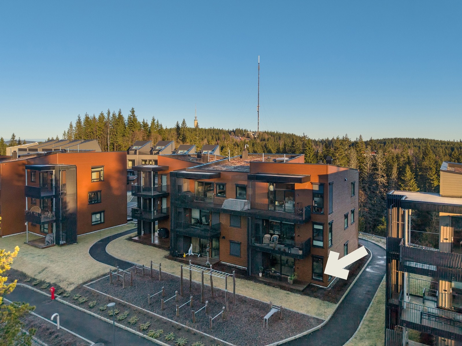 Ullveien 72 har en sjelden beliggenhet i et av Oslos mest ettertraktede og naturskjønne områder. Boligen ligger fritt og solrikt, omgitt av stille omgivelser og frisk luft året rundt. Galleribilde