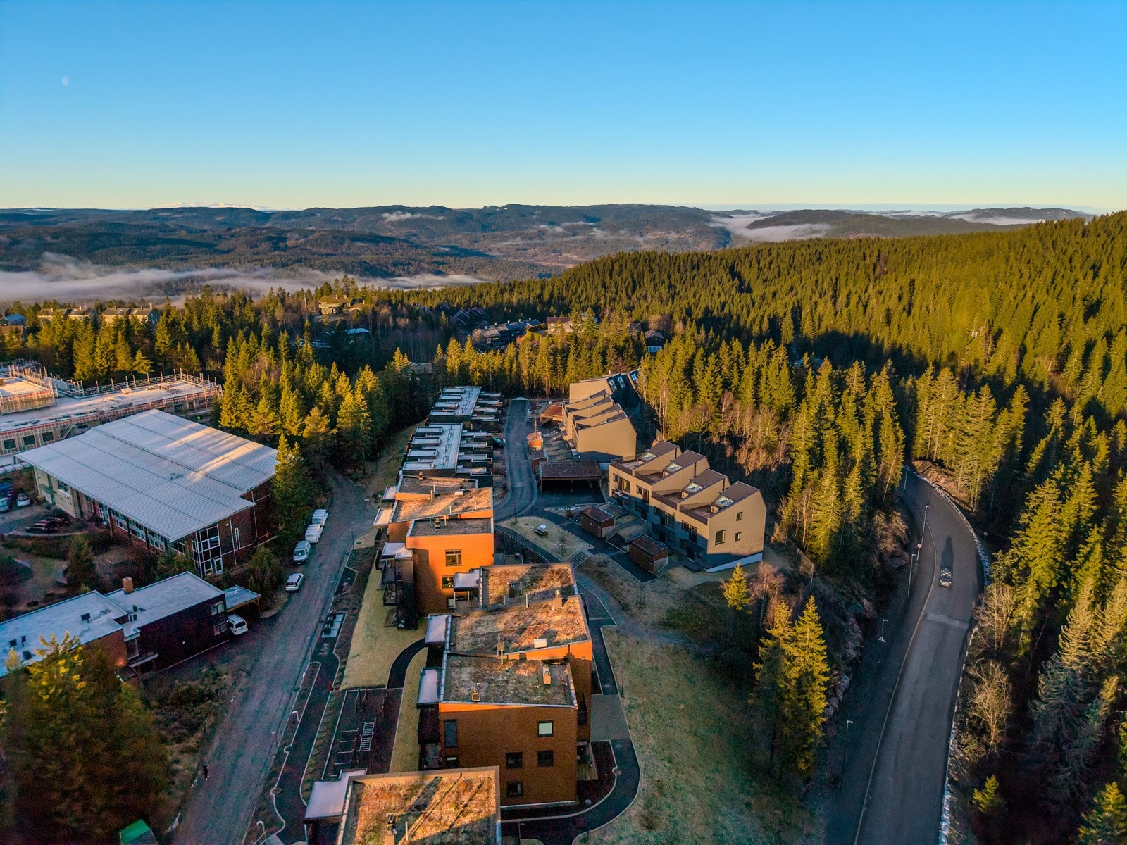 Om sommeren blir området et eldorado for turgåing, stisykling og bærplukking, med velholdte stier som leder deg raskt inn til Tryvannstua og videre innover i Nordmarka - perfekt for både hverdagsaktivitet og helgeturer. Galleribilde