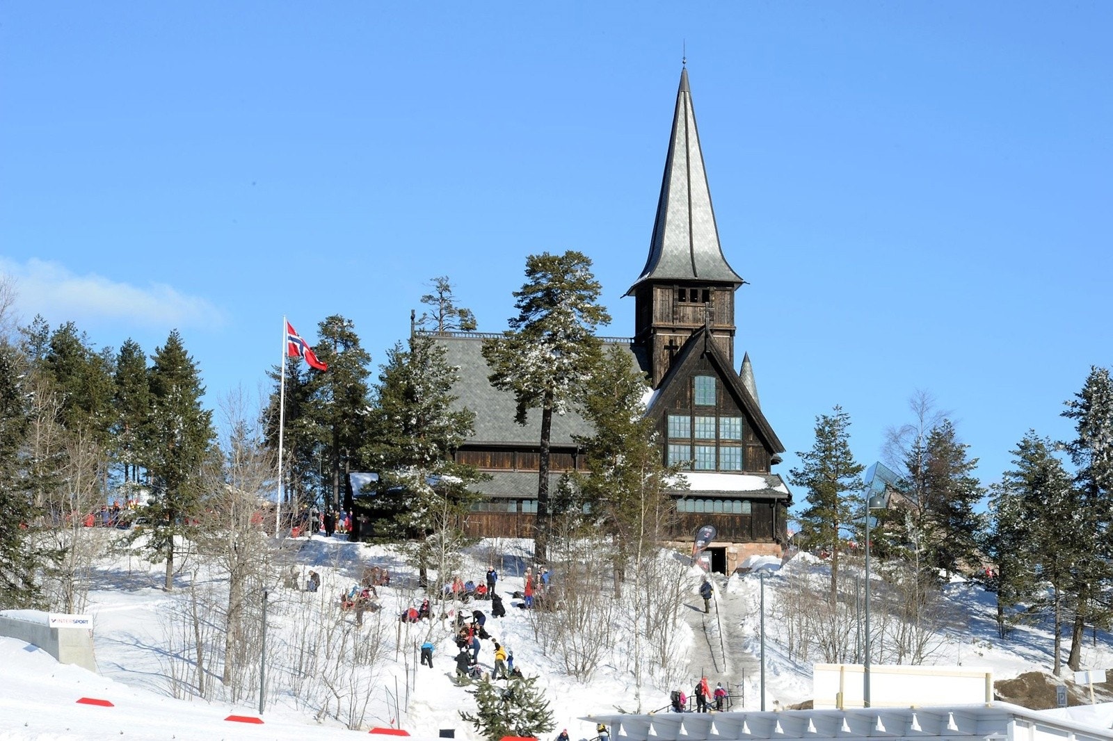 Holmenkollen kapell ligger som et vakkert landemerke i nabolaget med sin rolige og naturskjønne karakter. Her bor du med nærhet til både historiske omgivelser, marka og byens tilbud - en unik kombinasjon som gjør området spesielt attraktivt. Galleribilde