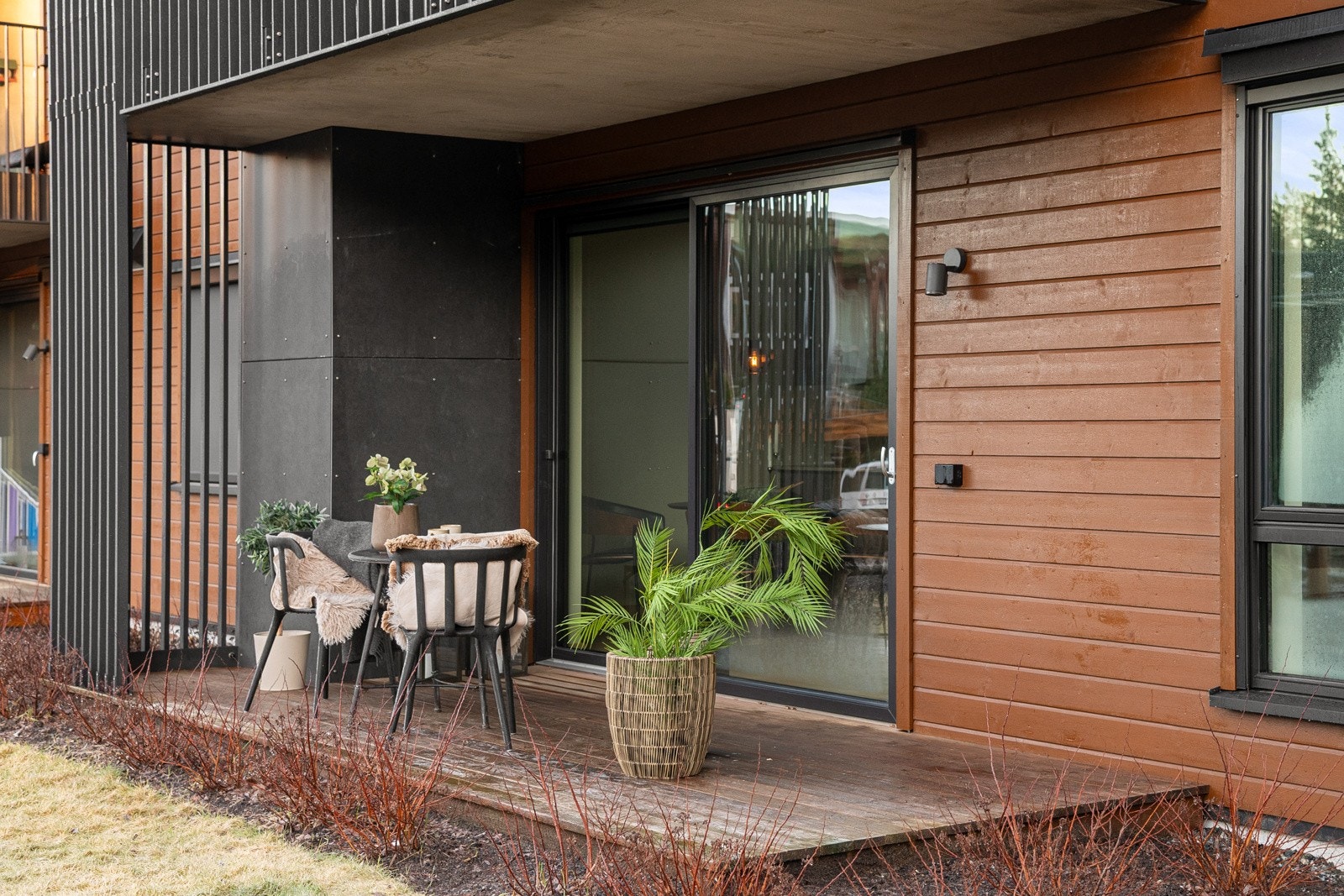 Fra stuen er det utgang til en egen terrasse på ca. 10 kvm. med ettermiddagssol. Når du står på terrassen forstår du fort at dette er en viktig del av leiligheten. Uteplassen har treplatting og det er mulighet for grill. Galleribilde