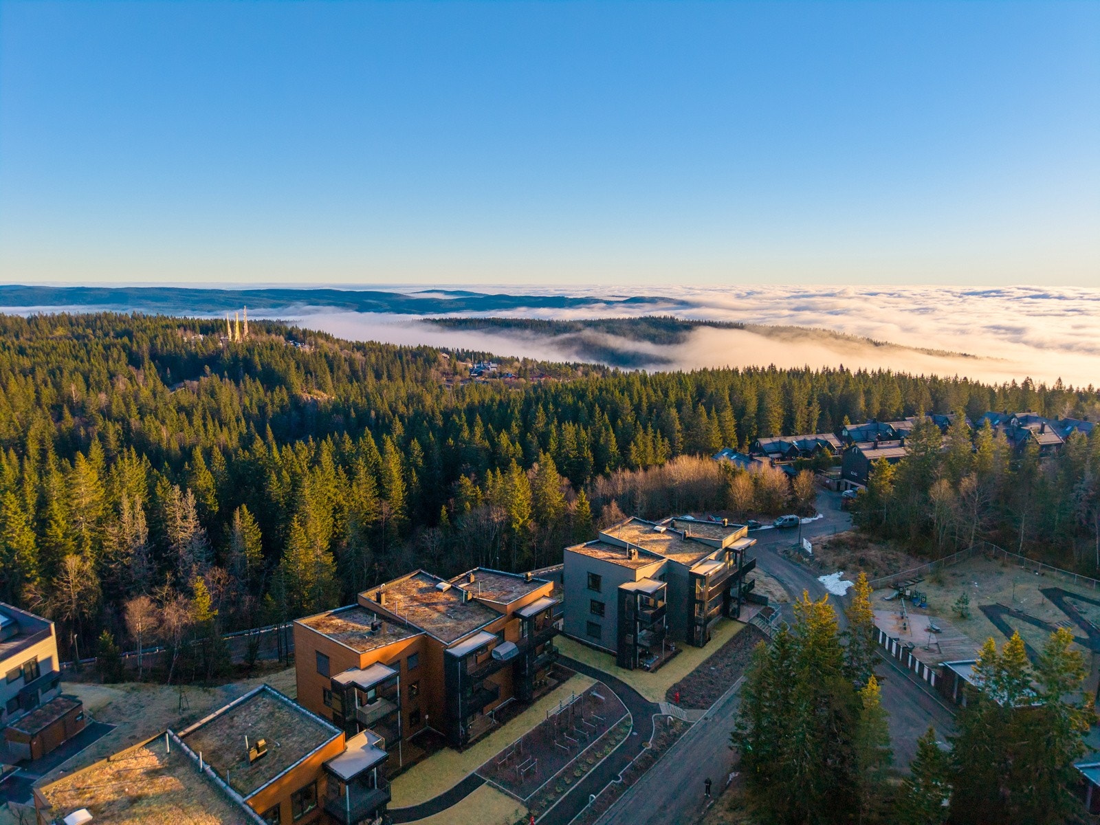Her bor du nærmest i Marka, med Nordmarkas mektige landskap som nærmeste nabo. Beliggenheten byr på en sjelden ro og gir en umiddelbar følelse av å være tett på naturen, samtidig som byen er lett tilgjengelig. Galleribilde