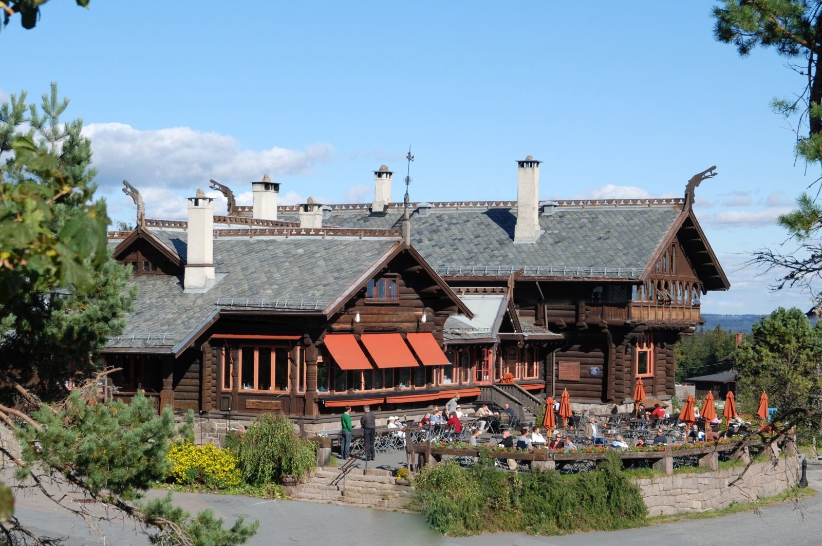 Frognerseteren restaurant ligger bare en kort tur unna og er et av Oslos mest tradisjonsrike spisesteder. Her kan du nyte alt fra kakao og eplekake til utsøkte middager, kombinert med spektakulær utsikt over byen. Galleribilde