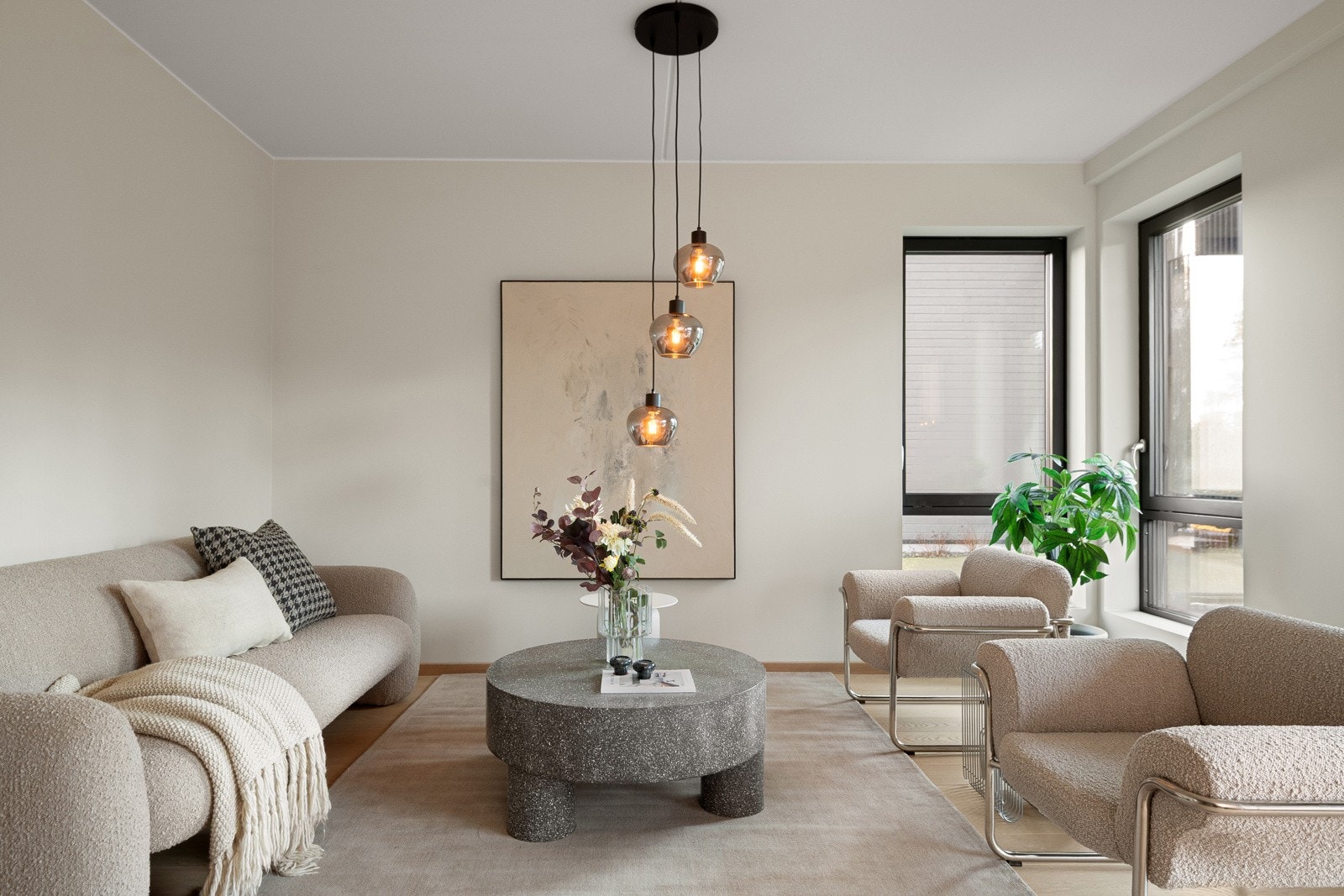 Boligen har rikelig med naturlig dagslys fra gavlvinduene, som gir ekstra godt lysinnslipp og skaper en behagelig atmosfære gjennom hele dagen. Stuen har god plass til en stor sofagruppe med bord og mediebenk. Galleribilde