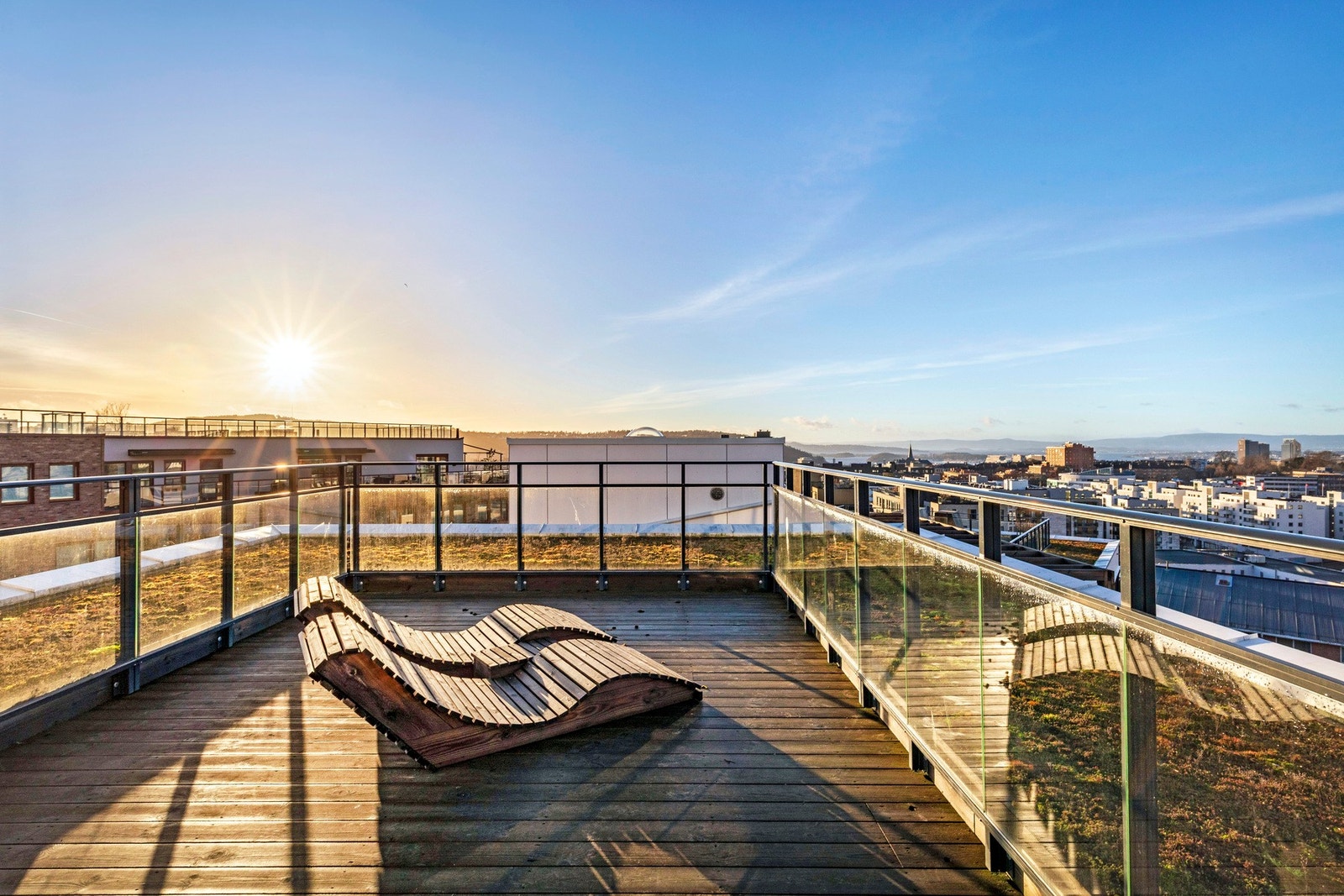 Takterrassen er utstyrt med flere sittegrupper Galleribilde