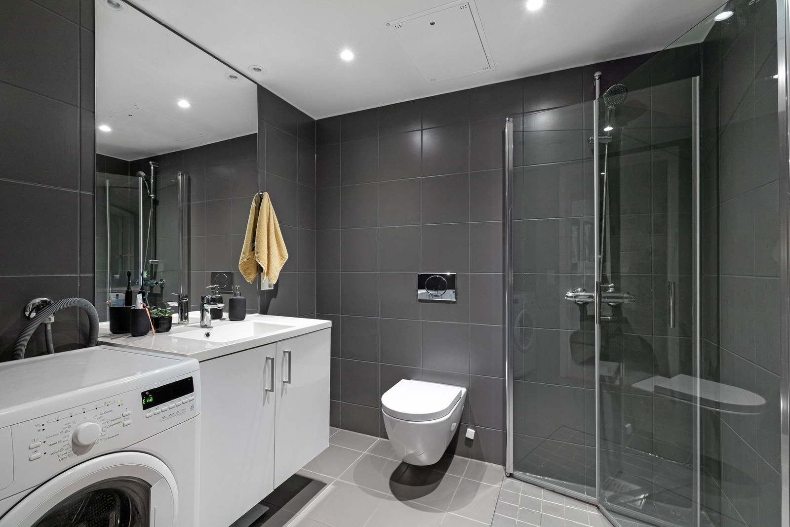 Delikat bad med smakfulle flisvalg og moderne innredning som gir et harmonisk og helheltlig inntrykk Galleribilde