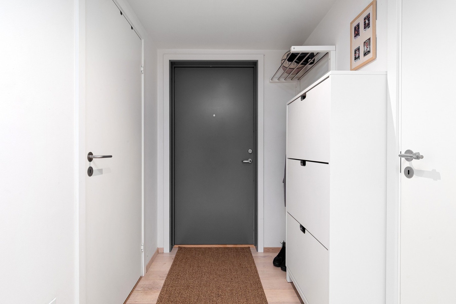 Entréen er tiltalende, med plass til oppbevaring av sko og yttertøy. Galleribilde