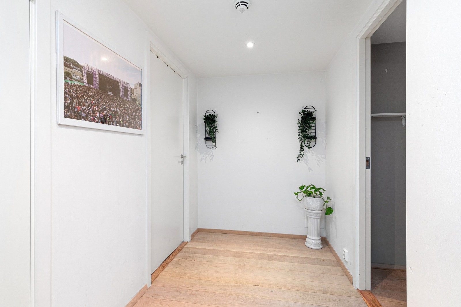 Leiligheten varmes opp via radiatorer tilknyttet fjernvarme som er inkludert i felleskostnadene via A-konto Galleribilde