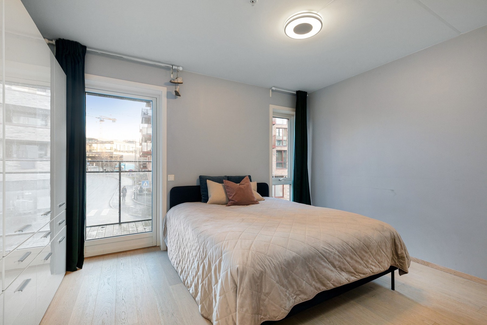 Hovedsoverom er holdt i moderne farge som står i stil med resten av leiligheten.
Hovedsoverommet er meget godt utstyrt med garderobeskap, egen balkong og en-suite bad. Galleribilde