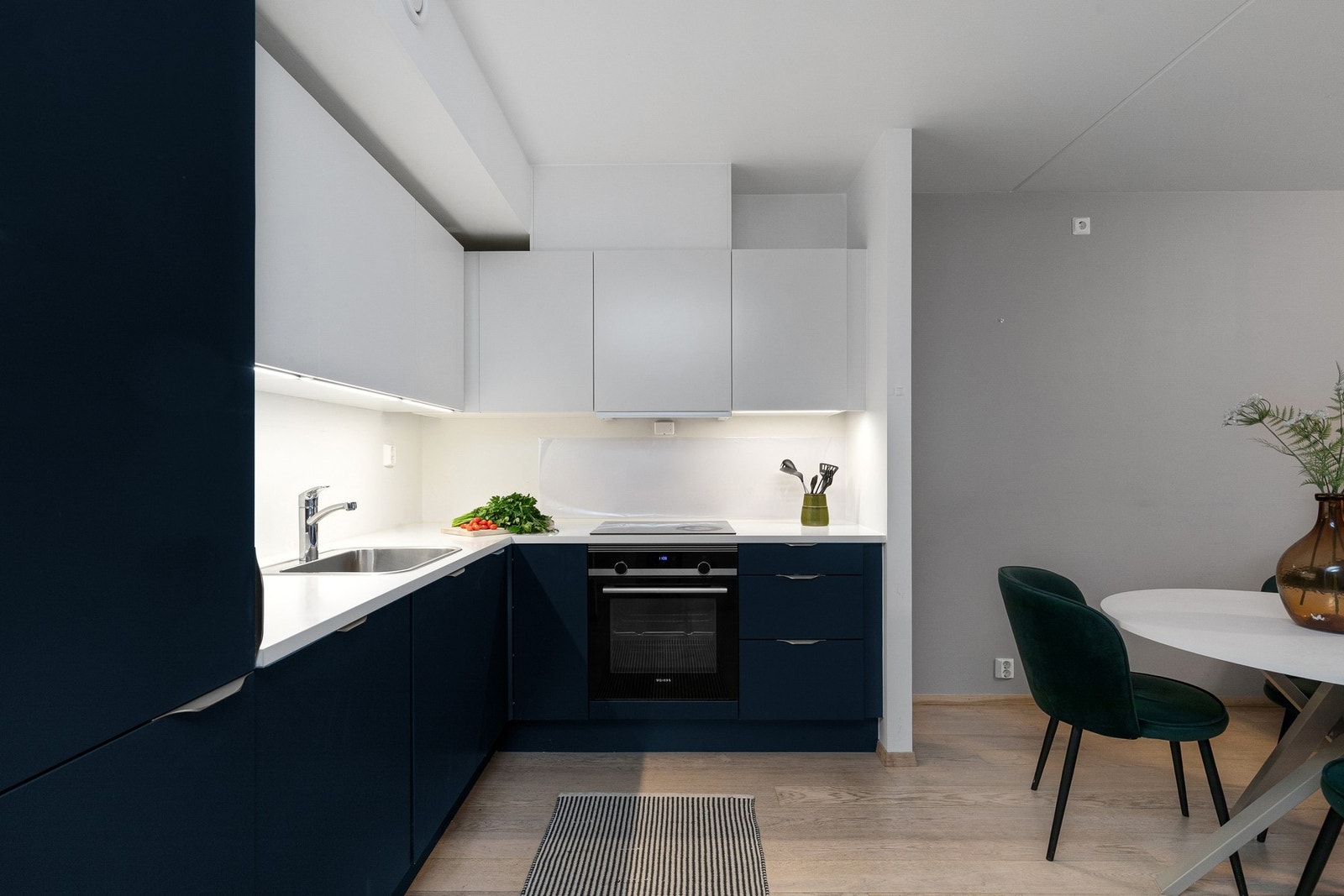 Leiligheten varmes opp via radiatorer tilknyttet fjernvarme som er inkludert i felleskostnadene via A-konto Galleribilde