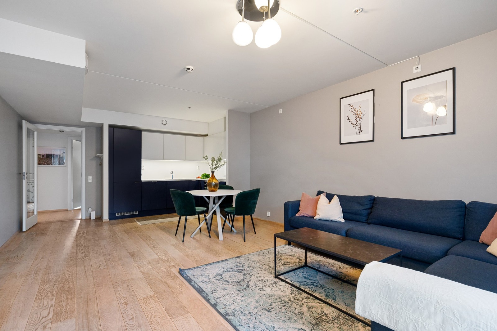 Den åpne løsningen mellom stue og kjøkken gjør rommet som et naturlig samlingssted for venner og familie. Galleribilde