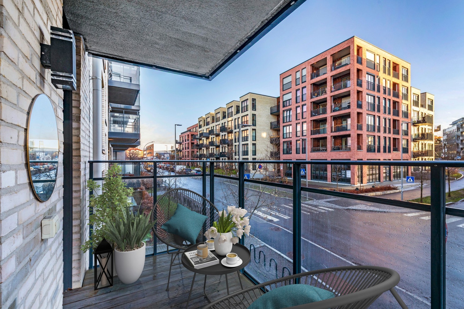 Utgang til sydøstvendt balkong med morgen- og formiddagssol - Bildet er digitalt stylet/illustrasjonsbilde. Galleribilde