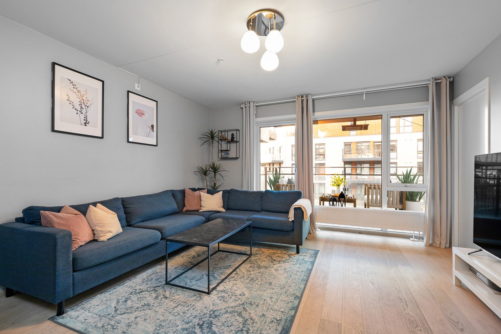 Stuen fremstår lys, luftig og tidsmessig utført. Galleribilde