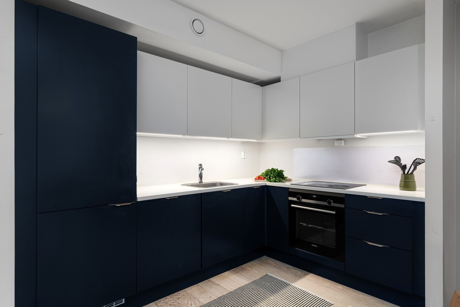 Praktisk og moderne HTH kjøkkeninnredning med integrerte hvitevarer. Galleribilde