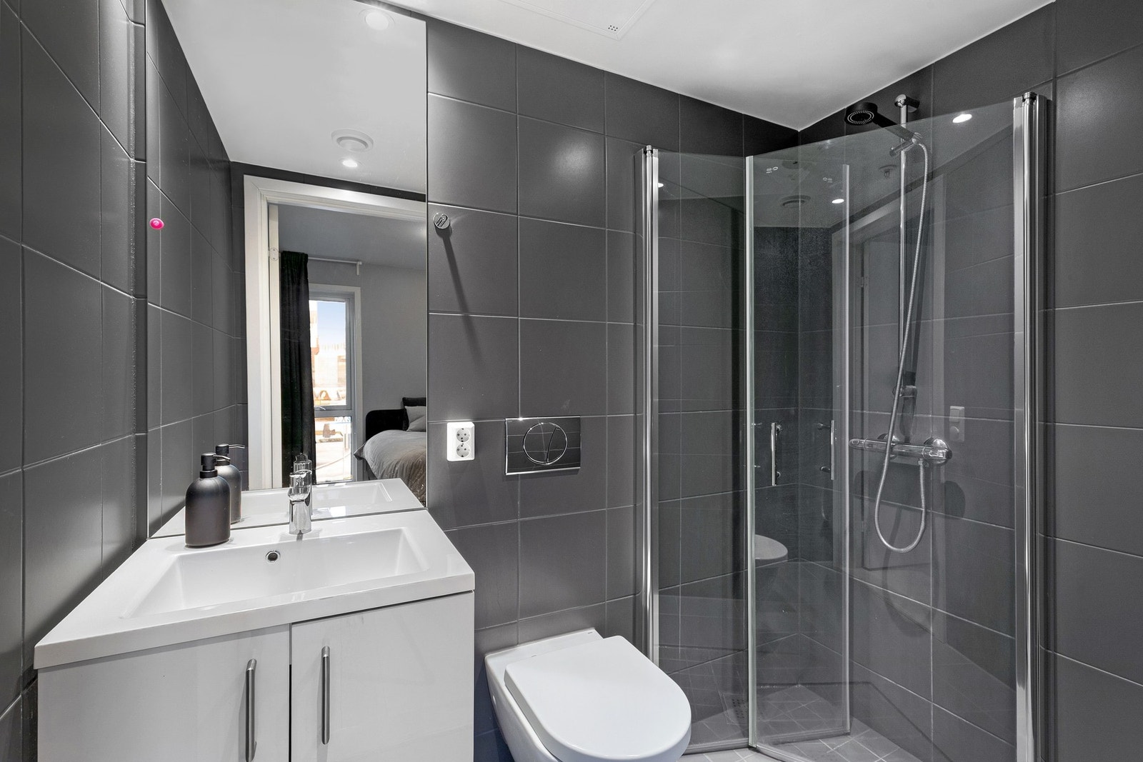 Tilgang til delikat en-suite bad, flislagt i tidløs stil med varmekabler i gulvet og downlights. Galleribilde