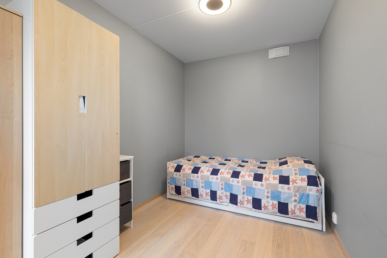 Soverom III er også av god størrelse med plass til dobbeltseng og garderobeskap. Galleribilde