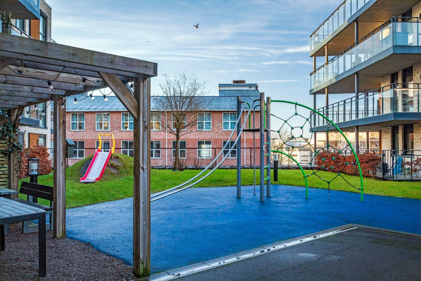 Felles lekeplass i indre gårdsrom Galleribilde