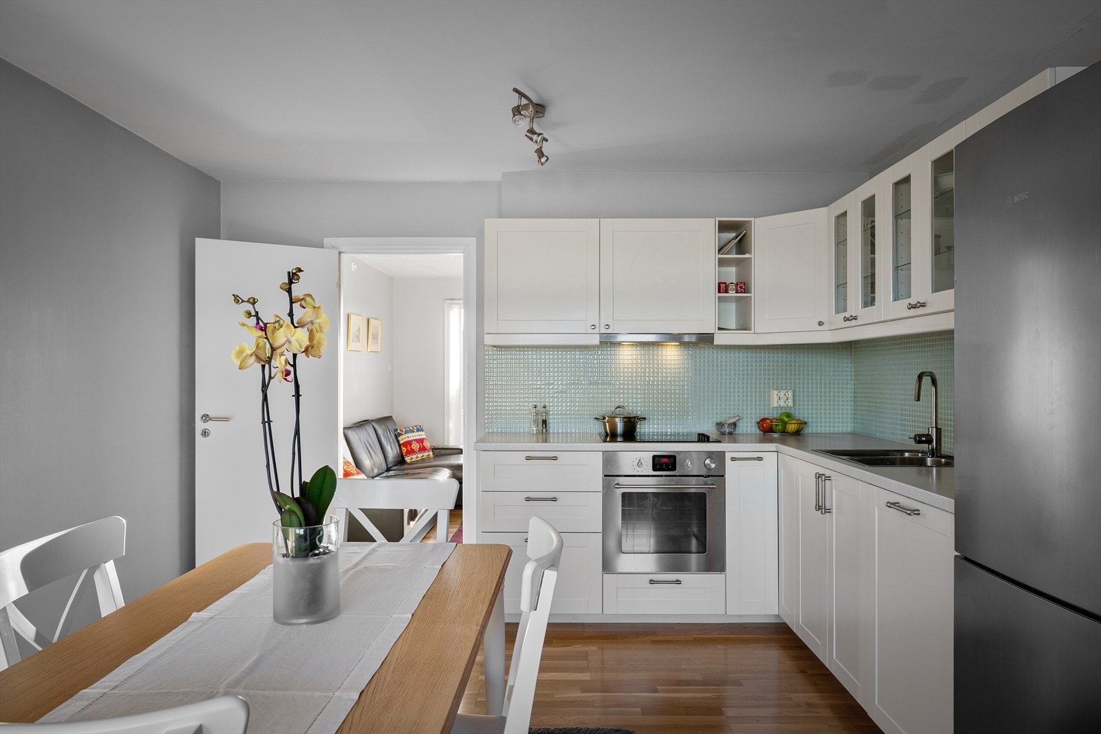 Hvitt kjøkken med oppvaskmaskin, stekeovn, platetopp og kjøleskap som medfølger i handelen. Kjøkken har god skap- og benkeplass. Galleribilde