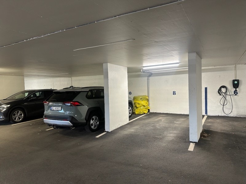 Parkeringsplass med mulighet for elbil-lader. Galleribilde
