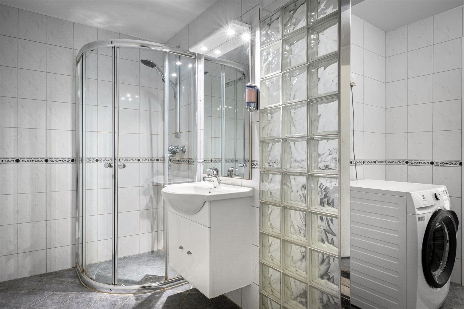 Flislagt bad og vaskerom. Galleribilde