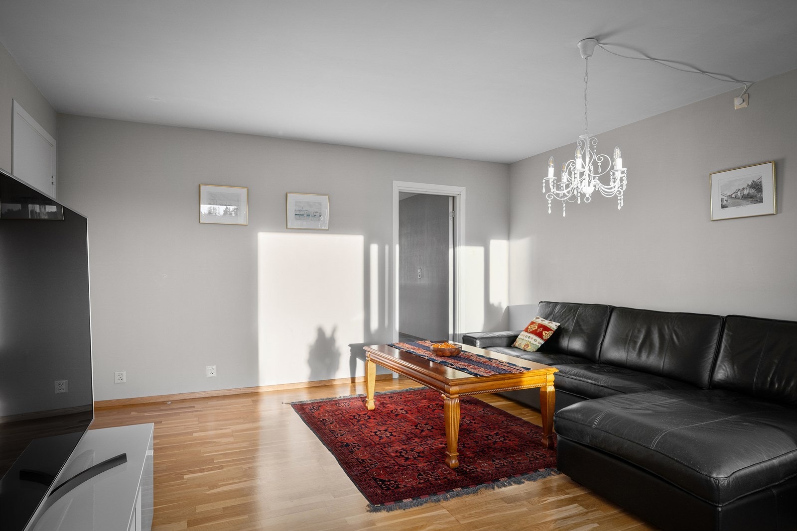 Stuen har lyse veggflater, hvitmalt tak og parkett på gulv. Stor terrassedør mot balkong som er vendt mot sør. Galleribilde