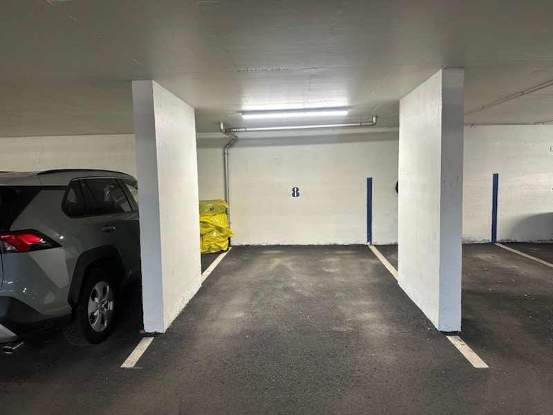 Parkeringsplass med mulighet for elbil-lader. Galleribilde