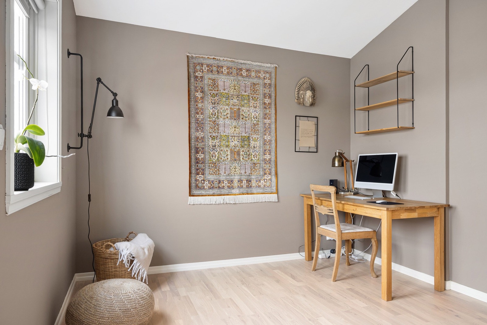 Soverommet i andre etasje brukes i dag som kontor/bibliotek. Rommet er målt til 12,1 kvm. Galleribilde