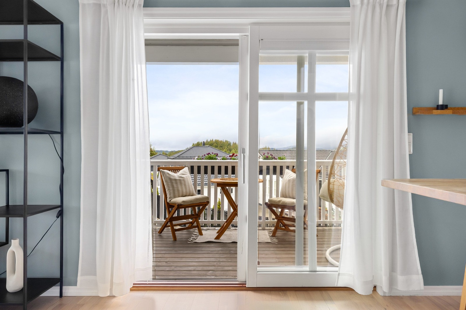 Fra stuen har man utgang til flere av boligens nydelige terrasser. Galleribilde